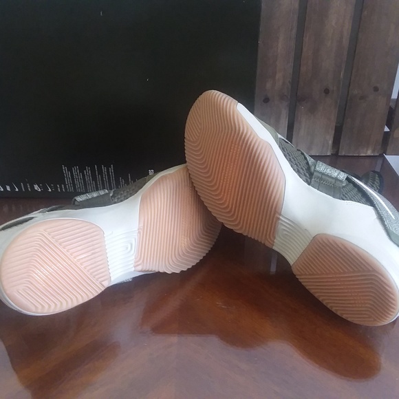 Nike LeBron James Shoes NEW - Picture 7 of 8